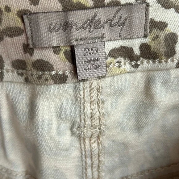 Wonderly - Leopard Print Women's Shorts - Picture 4 of 5